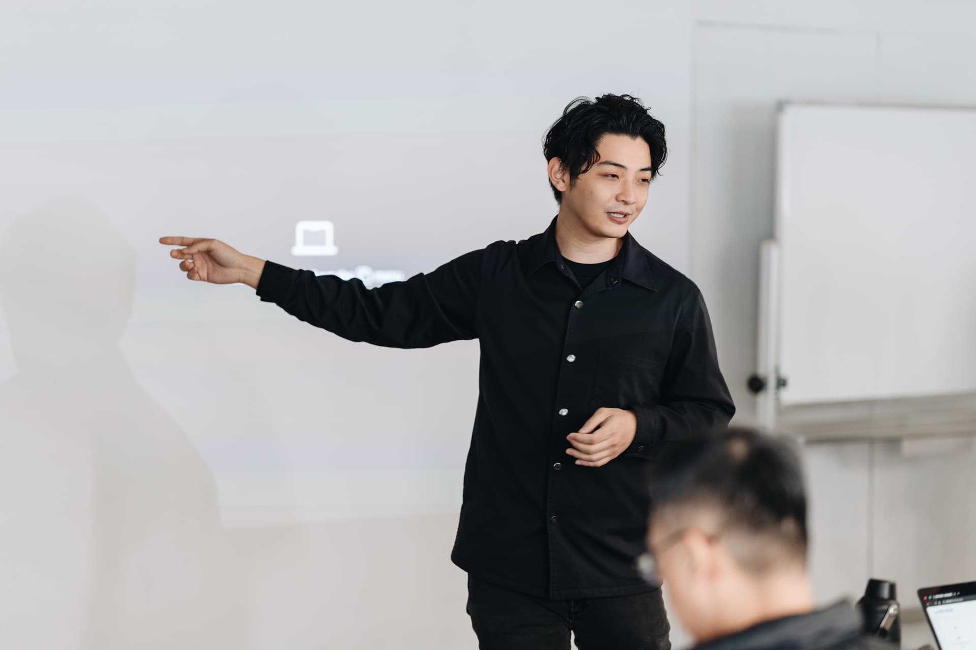 Aaron 在工作坊上分享跨境實戰觀察