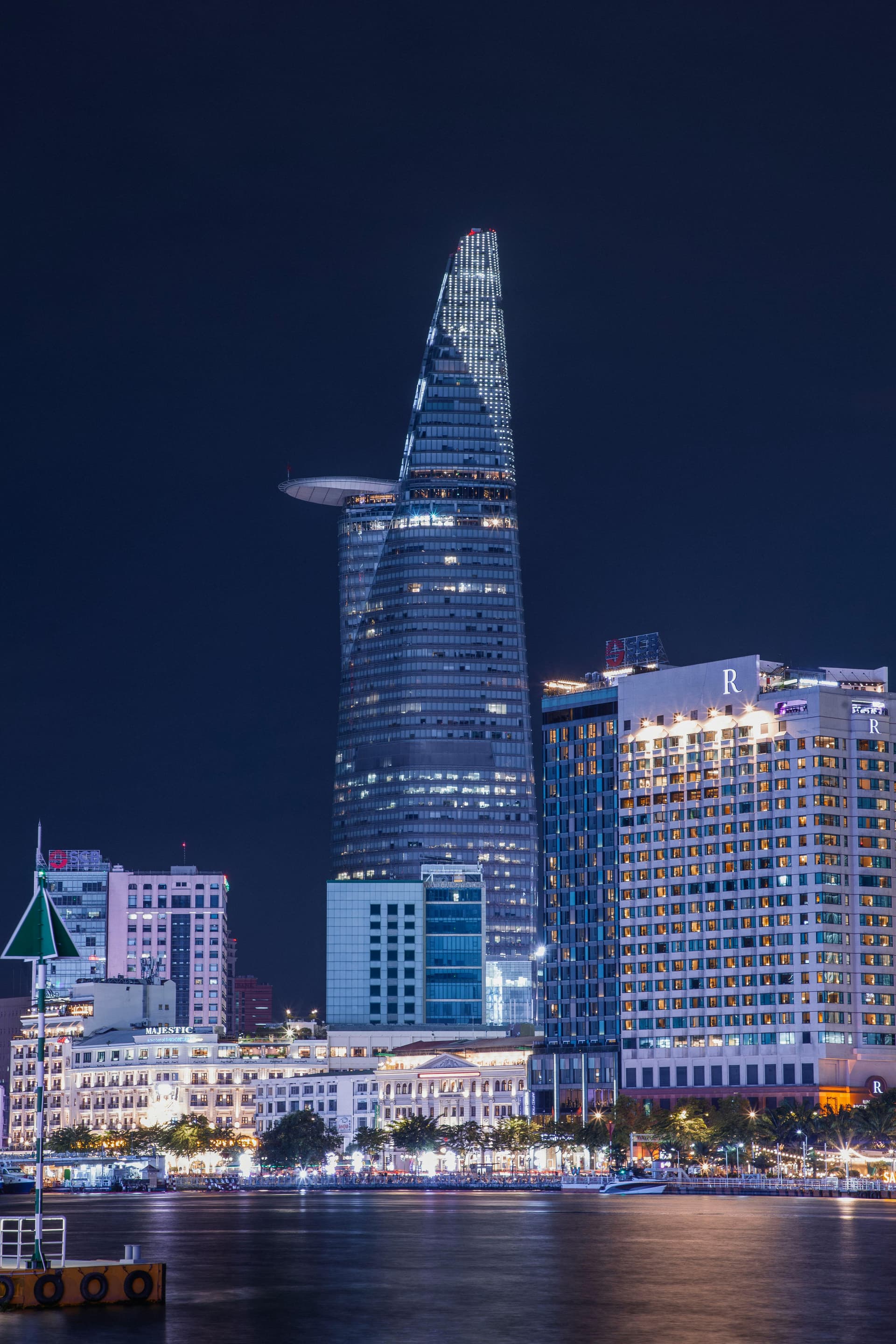 西貢金融塔 Bitexco 夜景 — LUFÉ 東南亞網絡的象徵