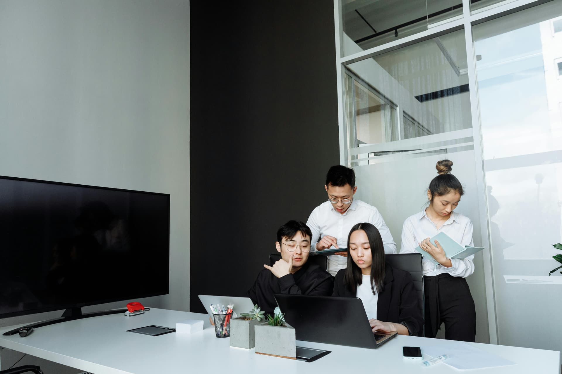 亞洲青年專業團隊在現代辦公室協作 — 團隊體質的樣貌
